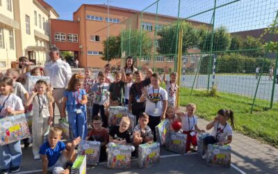 SIGURNO U ŠKOLU S HAK – om: Prvašići učili kako se pravilno ponašati u prometu